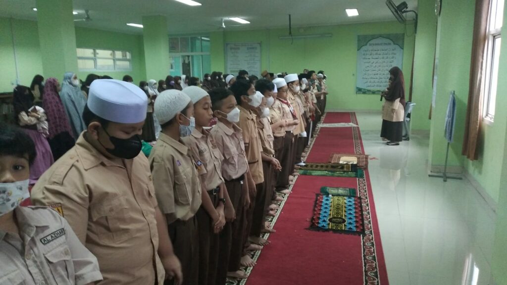 Murid SD Islam Al Azhar 12 Cikarang berseragam pramuka sedang melaksanakan ibadah salat berjamaah di fasilitas musholla sekolah yang nyaman.