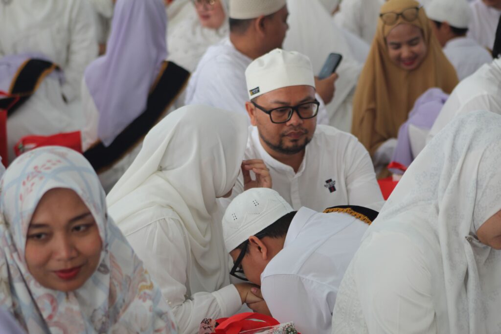 Momen haru sungkeman murid SD Islam Al Azhar 12 Cikarang kepada orang tua saat prosesi Khatmul Quran.