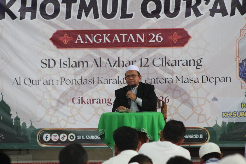 KH. Subki Abdurrahman memberikan tausiyah agama di panggung Khatmul Quran Angkatan 26 SD Islam Al Azhar 12 Cikarang.