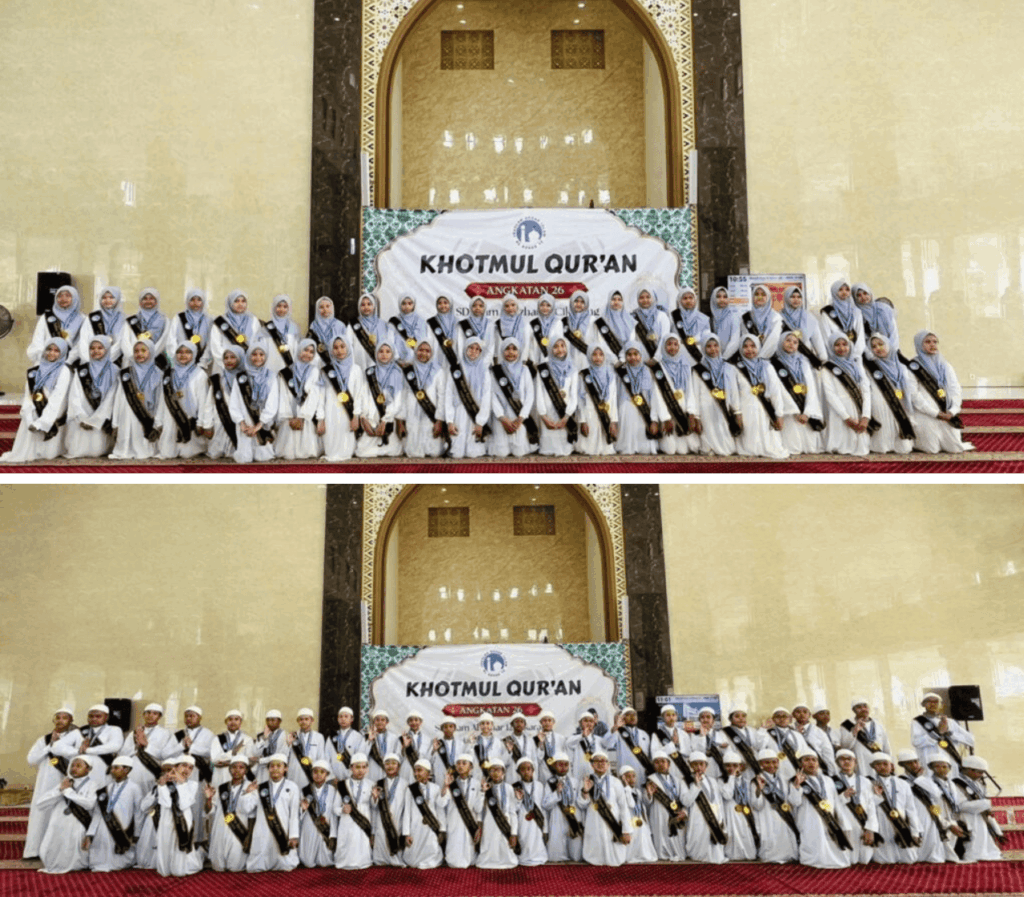 Foto kolase dua panel menampilkan foto bersama murid perempuan (atas) dan murid laki-laki (bawah) Angkatan ke-26 SD Islam Al Azhar 12 Cikarang dalam acara Khatmul Quran. Para murid mengenakan busana muslim putih, selempang, dan medali, berpose rapi di atas panggung Masjid Raya Al Azhar Cikarang dengan latar belakang spanduk acara.