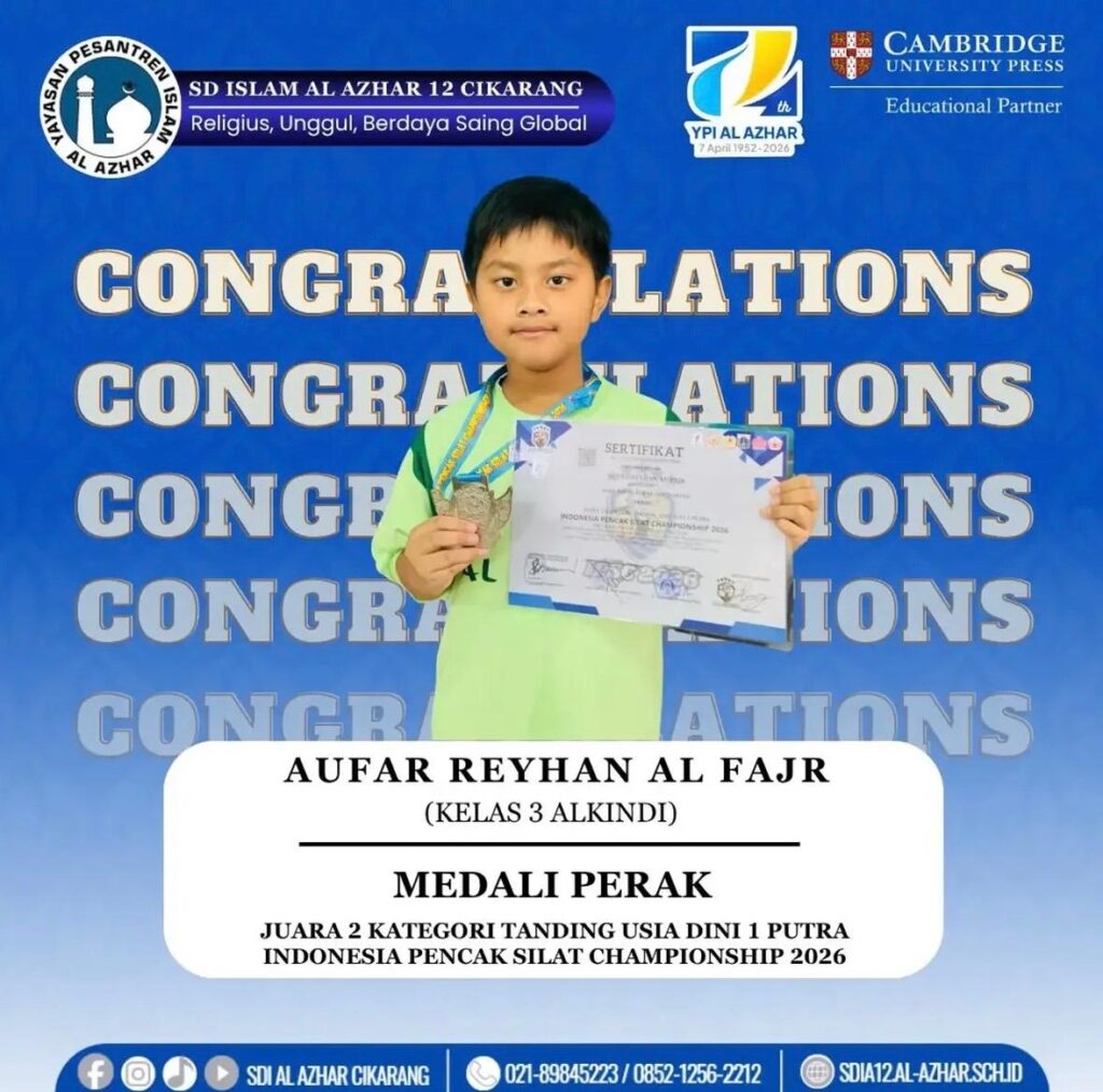 Aufar Reyhan Al Fajr, murid SD Al Azhar 12 Cikarang, menunjukkan medali perak Juara 2 Indonesia Pencak Silat Championship 2026.