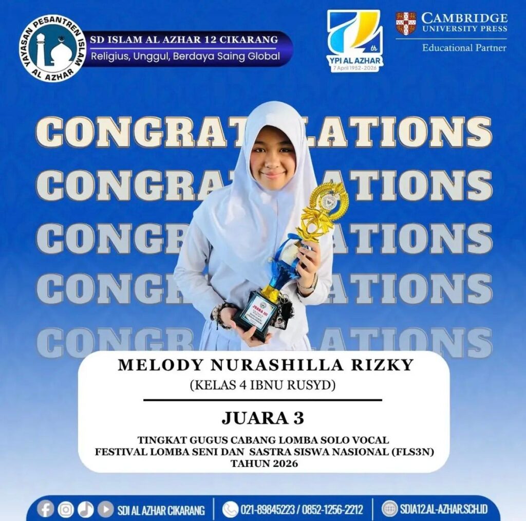 Melody Nurashilla Rizky, murid kelas 4 SD Islam Al Azhar 12 Cikarang berkerudung pramuka, memegang piala Juara 3 Lomba Solo Vocal FLS3N 2026 dengan latar belakang spanduk acara.