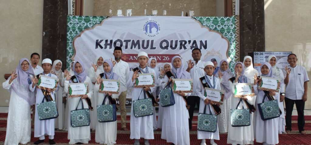 Foto bersama murid penghafal Al-Quran dan guru SD Islam Al Azhar 12 Cikarang memegang sertifikat Khatmul Quran di atas panggung.