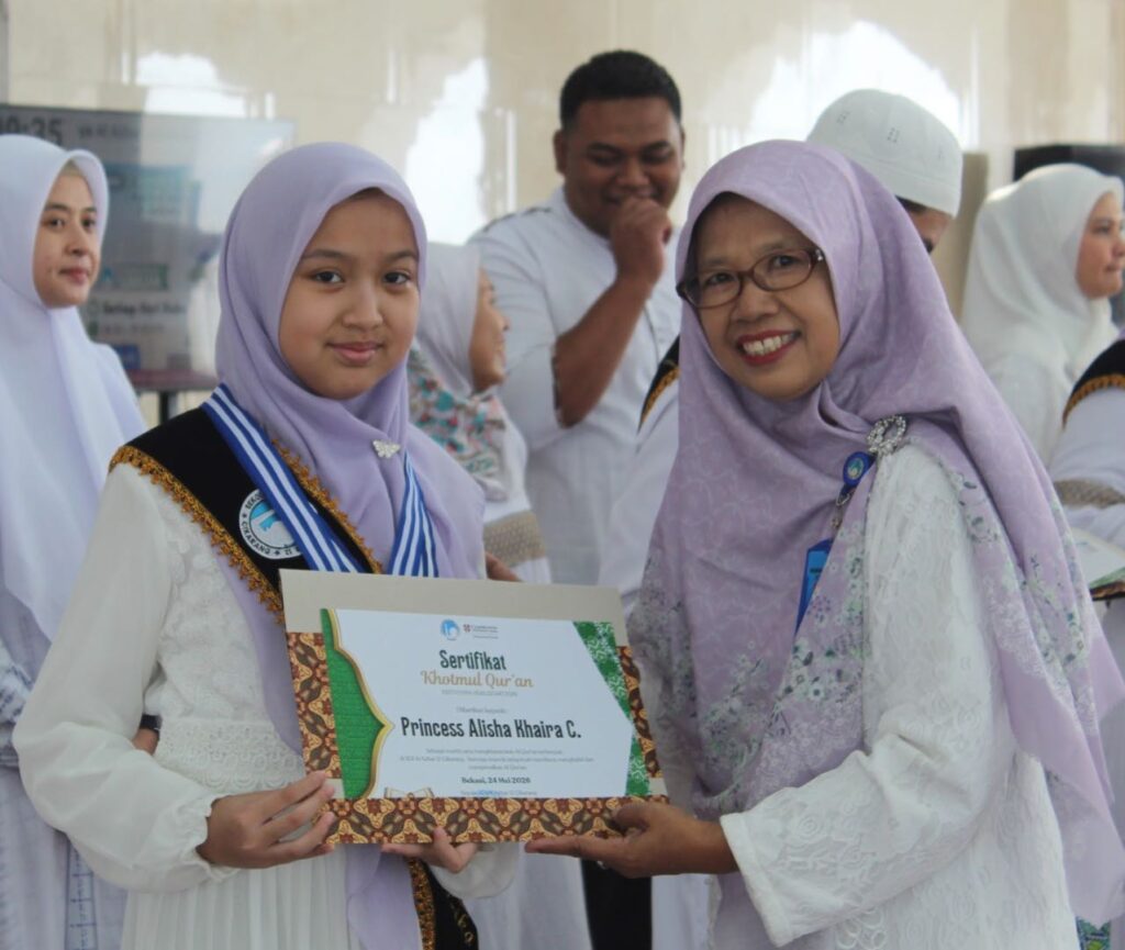 Kepala Sekolah SD Islam Al Azhar 12 Cikarang Ibu Sulastri memberikan Sertifikat Khatmul Quran secara simbolis kepada murid bernama Princess Alisha Khaira C.