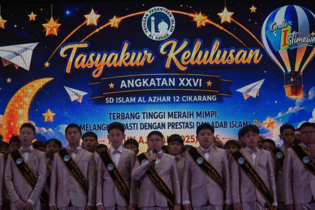 Murid laki-laki kelas 6 SD Islam Al Azhar 12 Cikarang mengenakan jas dan selempang kelulusan saat tampil di panggung.