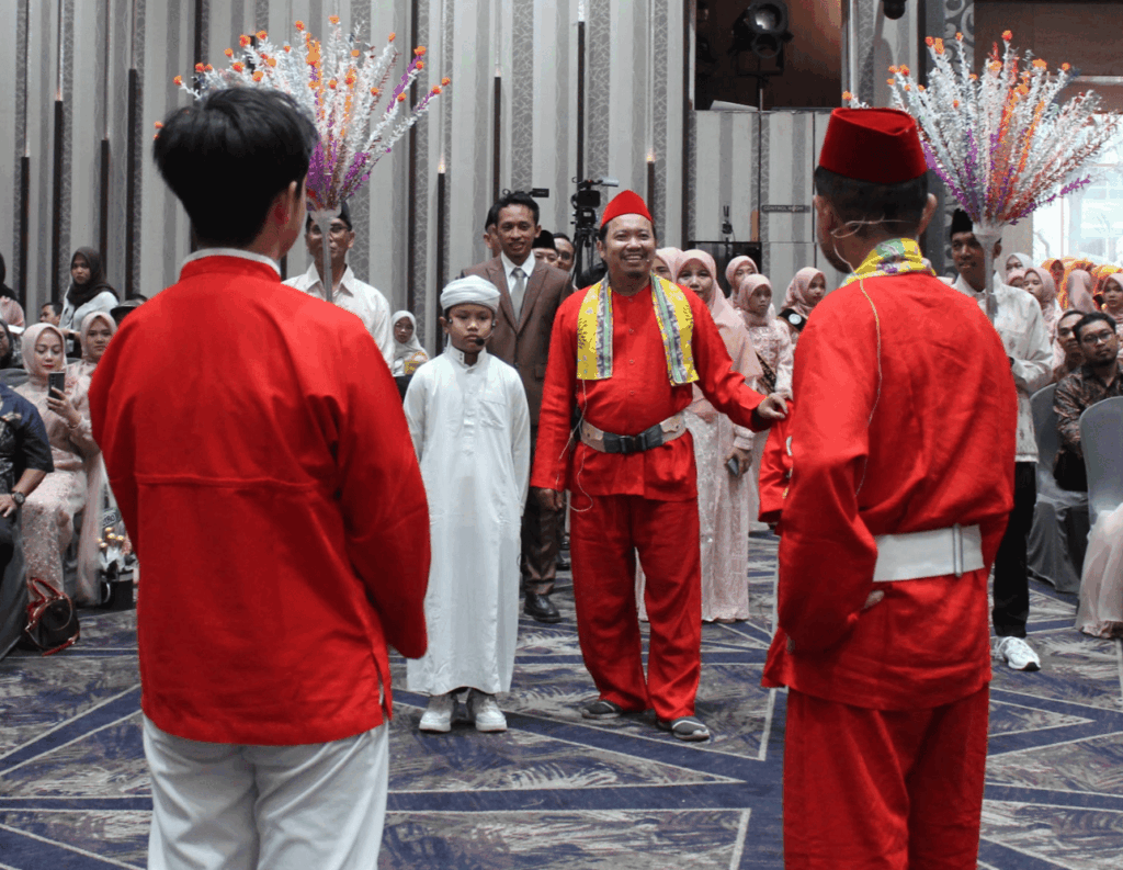 Prosesi penyambutan tradisional Palang Pintu Betawi oleh murid dan guru di acara Tasyakur Kelulusan SD Al Azhar Cikarang.
