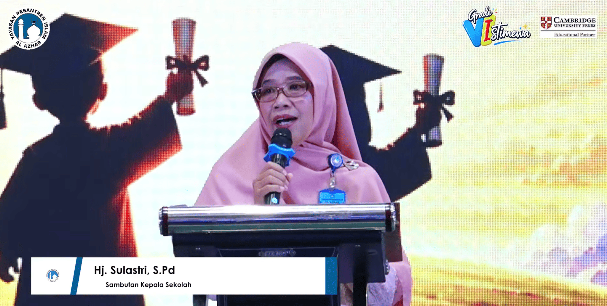 Ibu Hj. Sulastri, S.Pd. saat menyampaikan pesan mendalam agar 95 murid kelulusan Angkatan XXVI senantiasa menjaga adab Islami di mana pun berada.