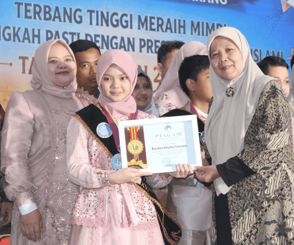 Pemberian piagam penghargaan kelulusan kepada murid bernama Rachel Abelia Irawan.