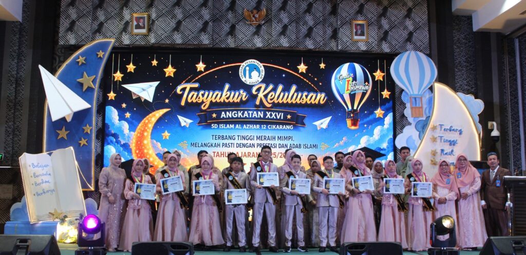Senyum bahagia perwakilan wisudawan dan wisudawati Angkatan XXVI bersama dewan guru setelah prosesi penyerahan sertifikat kelulusan.