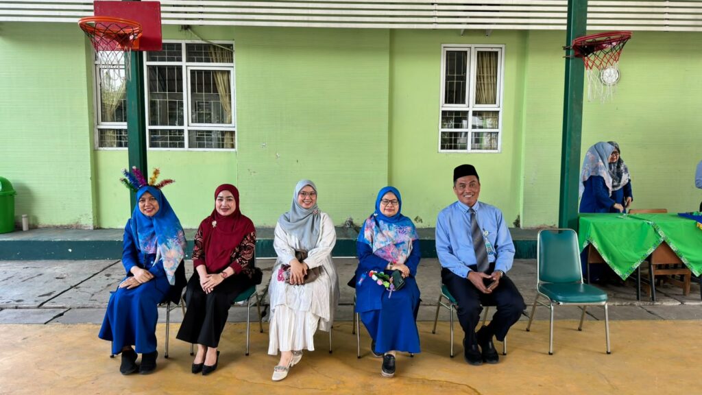 Senyum ramah para pahlawan tanpa tanda jasa. Pendekatan guru yang friendly menjadi kunci menciptakan suasana sekolah nyaman bagi murid kelas 1 di hari pertama.