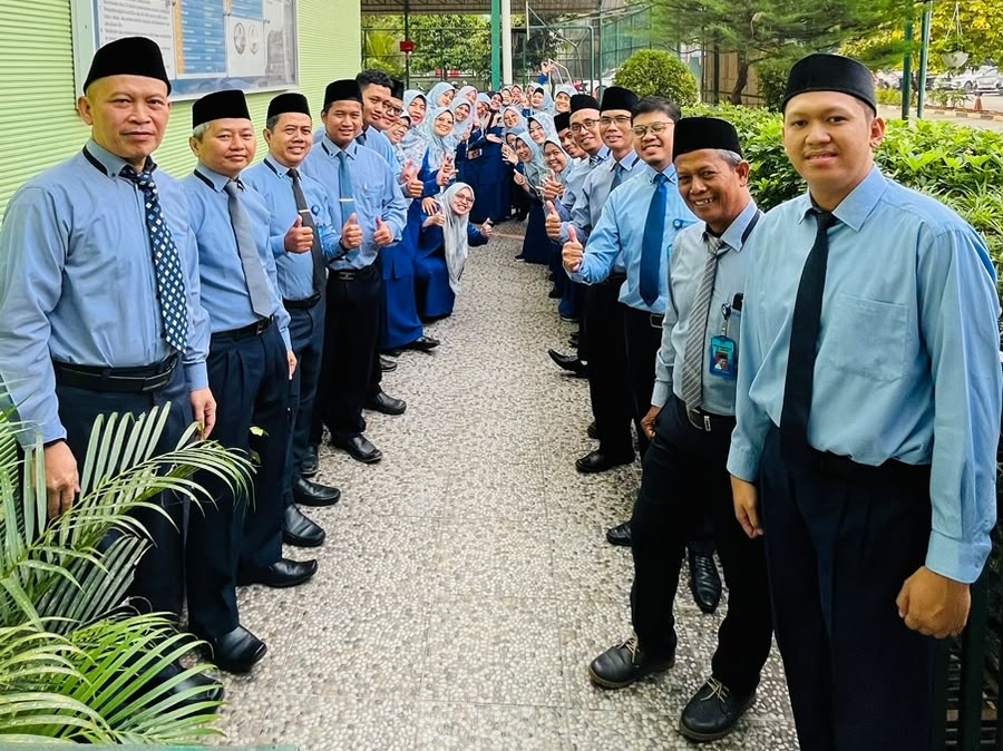 Sambutan hangat dan Senyum ceria dari pada Guru SD Islam Al Azhar 12 Cikarang.
