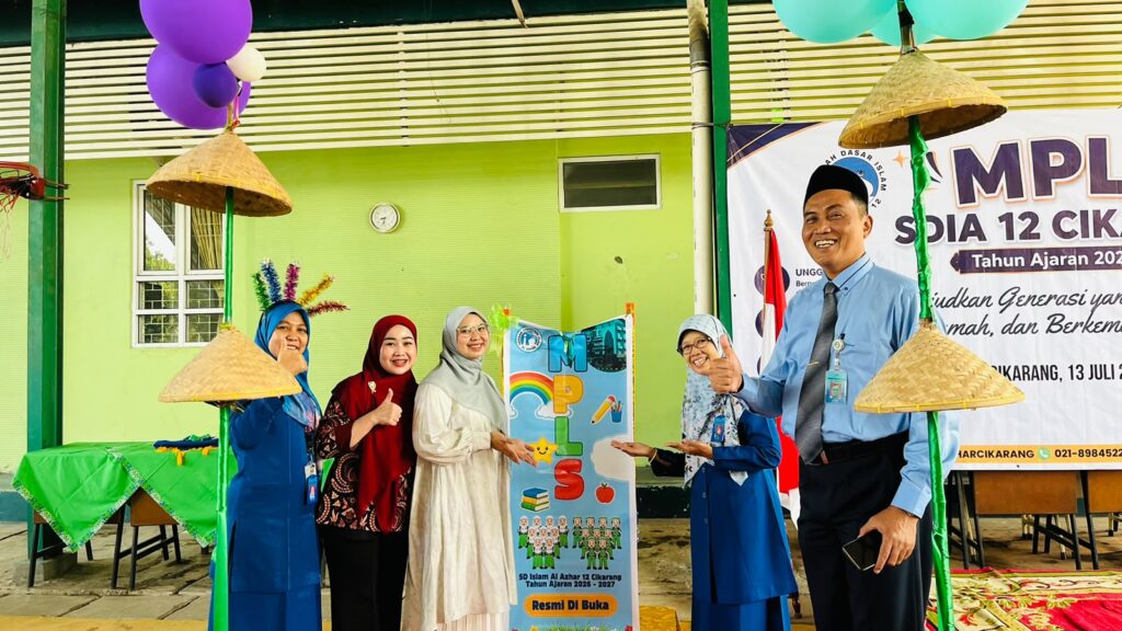 Momen peresmian pembukaan MPLS SD Islam Al Azhar 12 Cikarang Tahun Ajaran 2026/2027 oleh jajaran pimpinan sekolah.