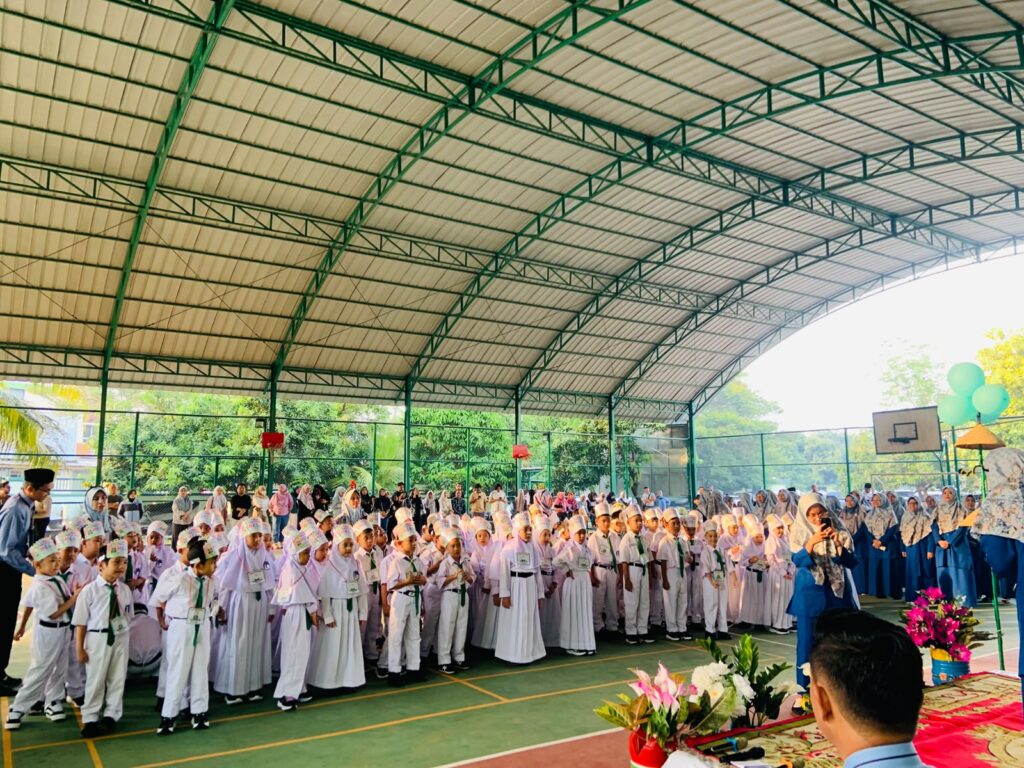 Antusiasme 89 murid baru mengikuti apel pembukaan MPLS bersama para guru di SD Islam Al Azhar 12 Cikarang yang nyaman.