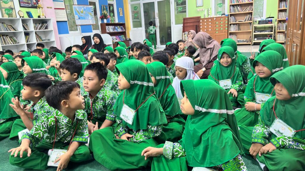 Melalui aktivitas sehari-hari, murid belajar menerapkan nilai kejujuran, tanggung jawab, kerja sama, dan kepedulian.
