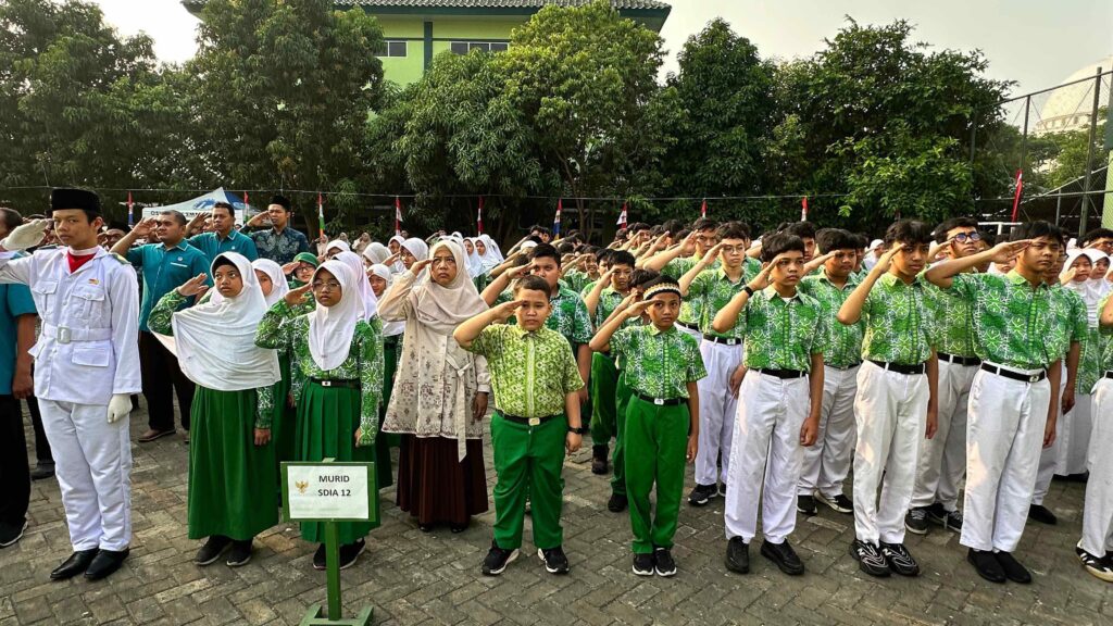 Murid SD Islam Al Azhar mengikuti Upacara HUT R1 Ke- 81 dengan khidmat