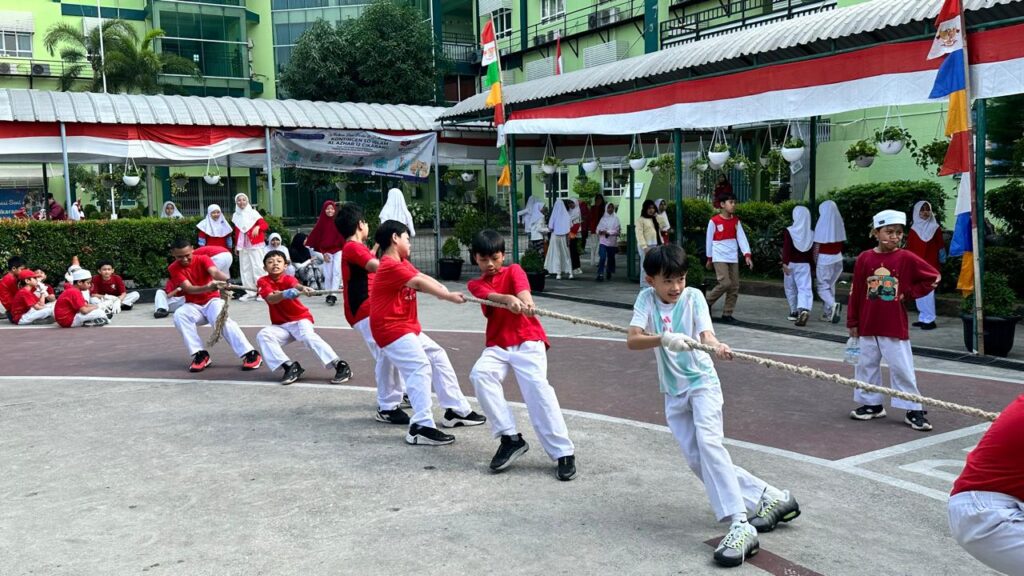 Murid SD Islam Al Azhar 12 Cikarang mengikuti lomba tarik tambang dalam rangka memeriahkan HUT RI ke-81 dengan penuh semangat dan sportivitas.