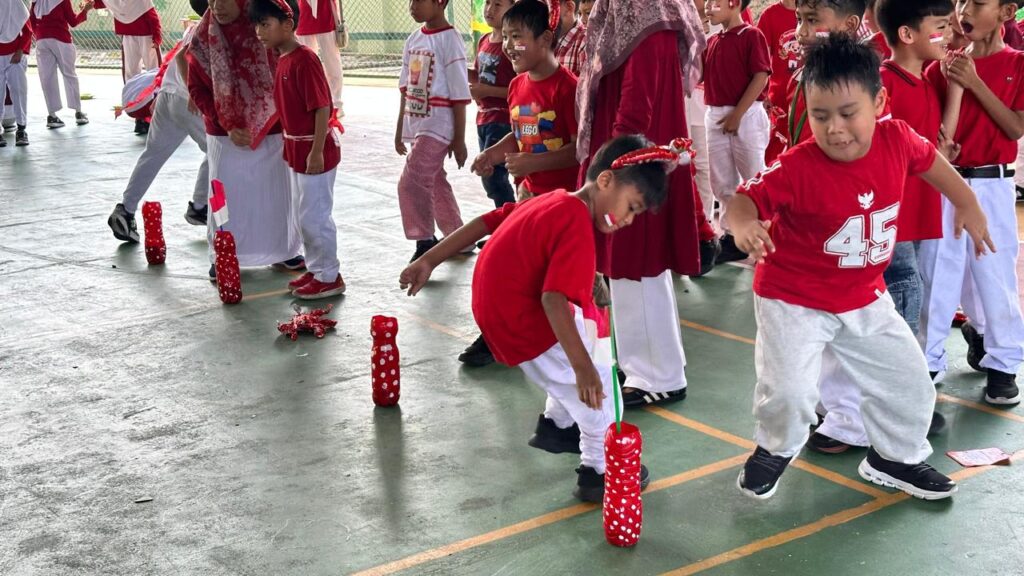 Berbagai permainan ketangkasan menjadi bagian dari rangkaian lomba kemerdekaan yang berlangsung meriah di lingkungan sekolah.
