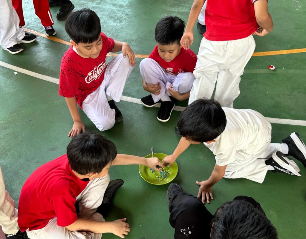 Kegiatan beregu mendorong murid untuk berkomunikasi, bekerja sama, dan saling memberikan dukungan selama perlombaan.