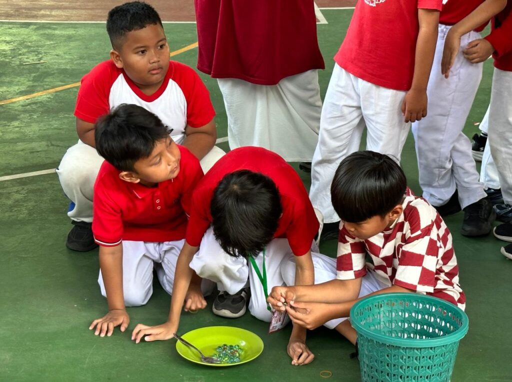 Kebersamaan murid dan guru turut mewarnai perayaan HUT RI ke-81 di SD Islam Al Azhar 12 Cikarang.