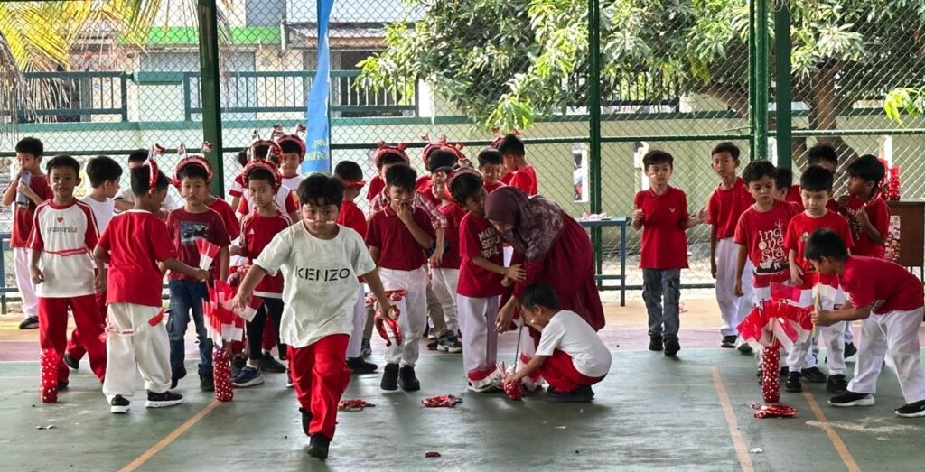 Kebersamaan murid dan guru turut mewarnai perayaan HUT RI ke-81 di SD Islam Al Azhar 12 Cikarang.
