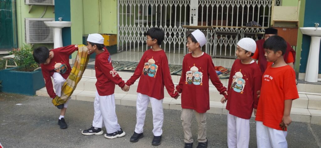Murid menunjukkan semangat dan sportivitas saat mengikuti perlombaan estafet untuk memeriahkan HUT RI ke-81.