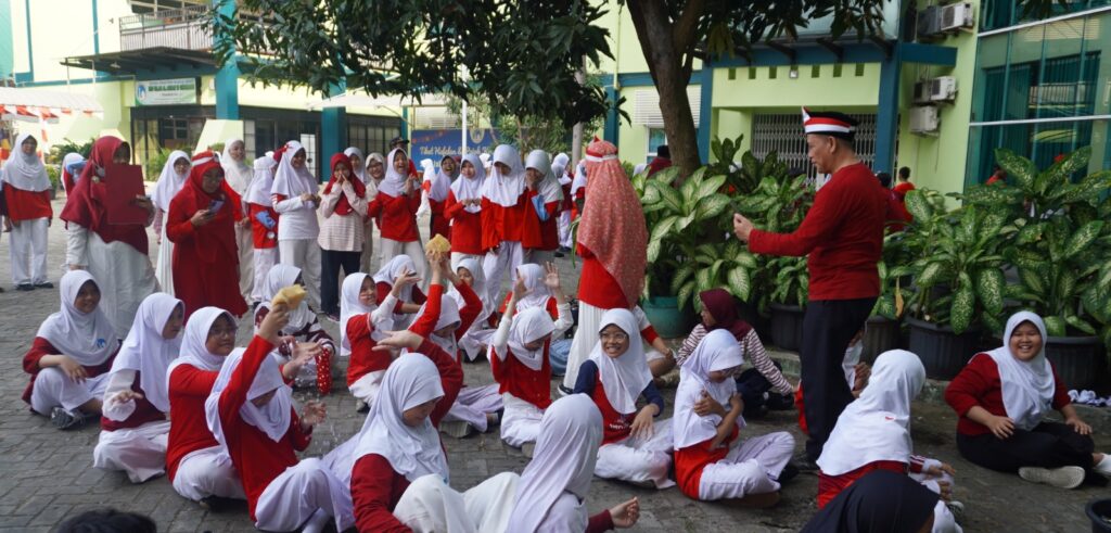 Kegiatan beregu mendorong murid untuk berkomunikasi, bekerja sama, dan saling memberikan dukungan selama perlombaan.