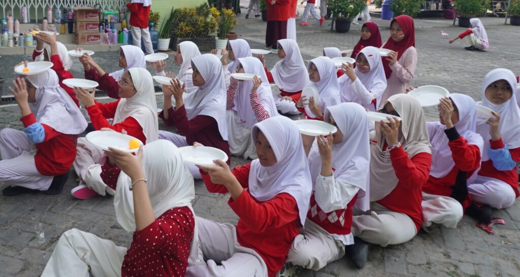 Kegiatan beregu mendorong murid untuk berkomunikasi, bekerja sama, dan saling memberikan dukungan selama perlombaan.