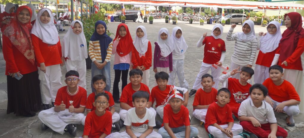 Kebersamaan murid dan guru turut mewarnai perayaan HUT RI ke-81 di SD Islam Al Azhar 12 Cikarang.