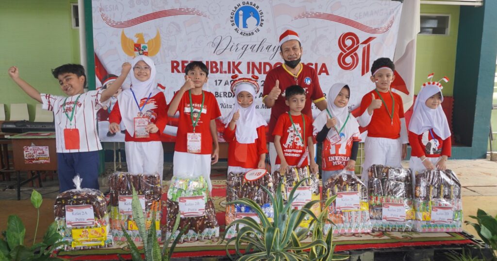 Kebersamaan murid dan guru turut mewarnai perayaan HUT RI ke-81 di SD Islam Al Azhar 12 Cikarang.