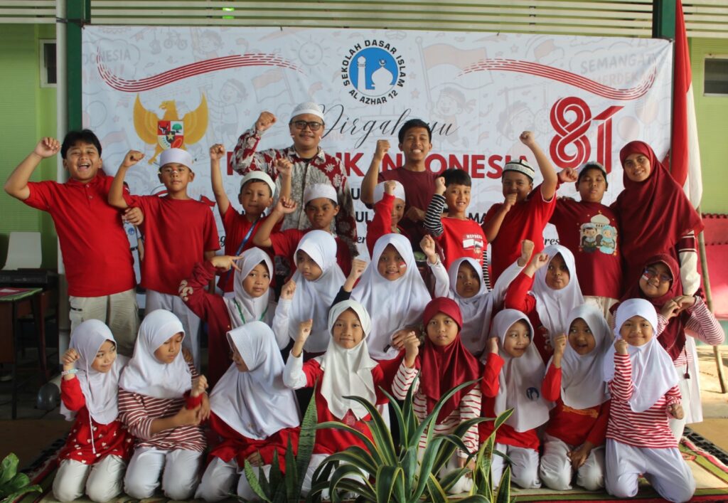 Kebersamaan murid dan guru turut mewarnai perayaan HUT RI ke-81 di SD Islam Al Azhar 12 Cikarang.