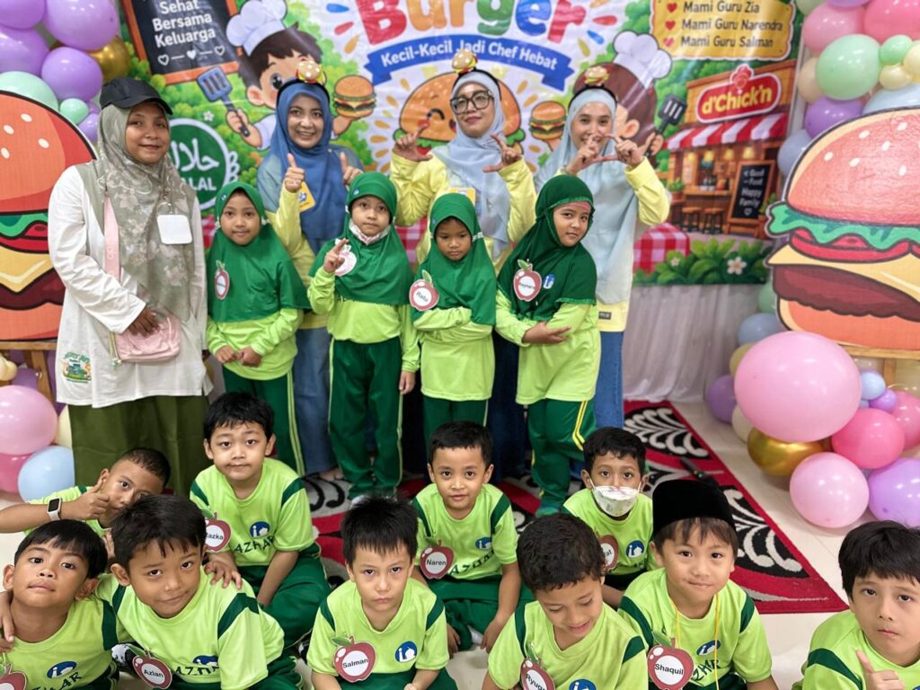 Suasana Parent’s Day semakin meriah saat orang tua memperkenalkan kegiatan membuat burger. Murid belajar mengikuti instruksi, berkreasi, dan bekerja sama.