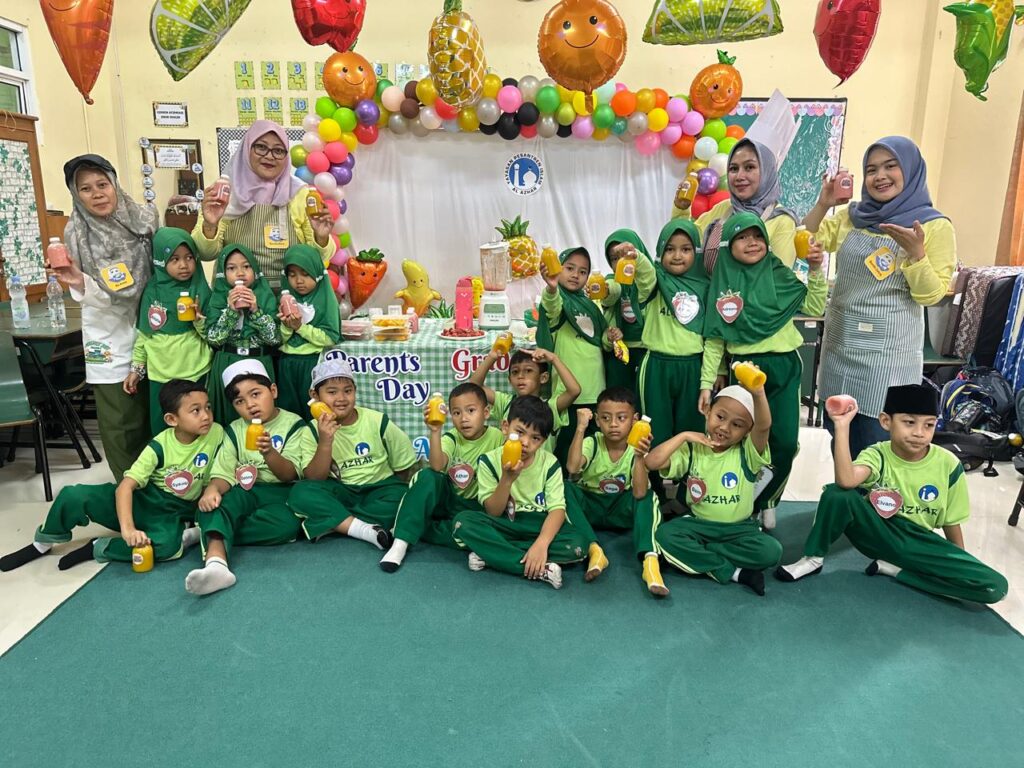 Murid kelas 1 Al Kindi belajar membuat jus buah bersama orang tua melalui kegiatan praktik yang seru, kreatif, dan dekat dengan kehidupan sehari-hari.