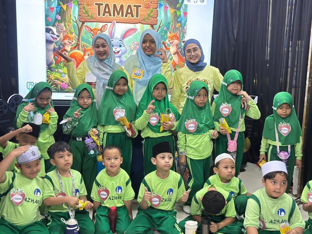 Orang tua mendampingi murid melakukan aktivitas praktik secara langsung untuk melatih rasa ingin tahu, keterampilan, dan kemandirian anak.