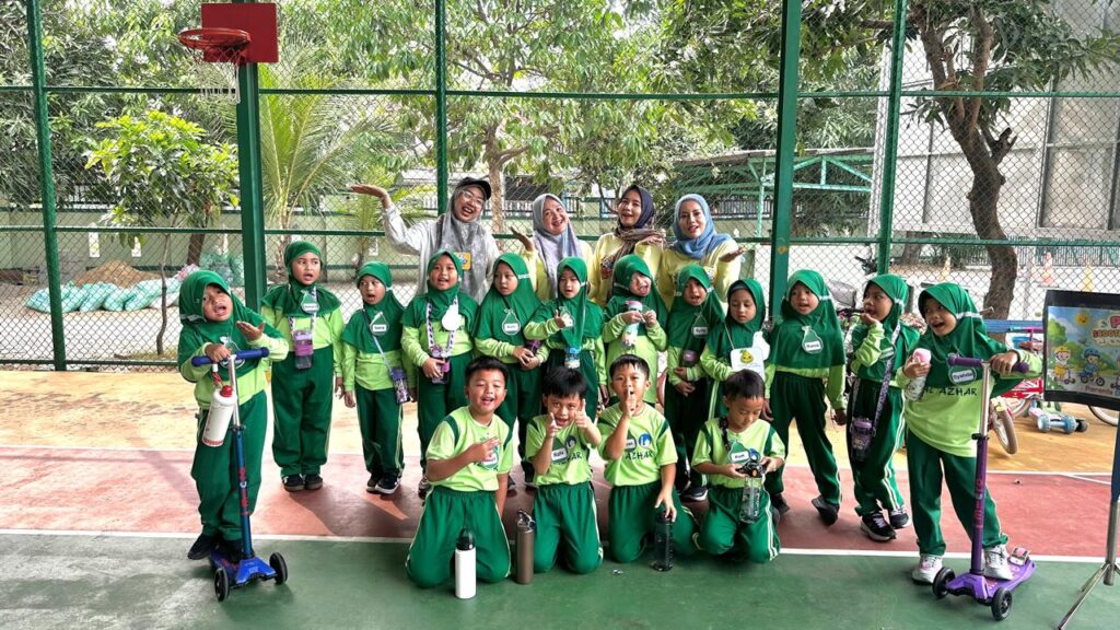 Murid mengikuti kegiatan scooter dan bersepeda di area sekolah untuk melatih keseimbangan, koordinasi gerak, serta keberanian dengan tetap memperhatikan keselamatan.