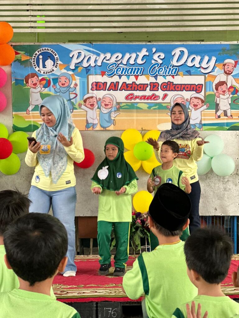 Murid dan orang tua mengikuti senam ceria dalam suasana penuh semangat. Aktivitas ini mengajak anak bergerak aktif sekaligus menikmati kebersamaan.