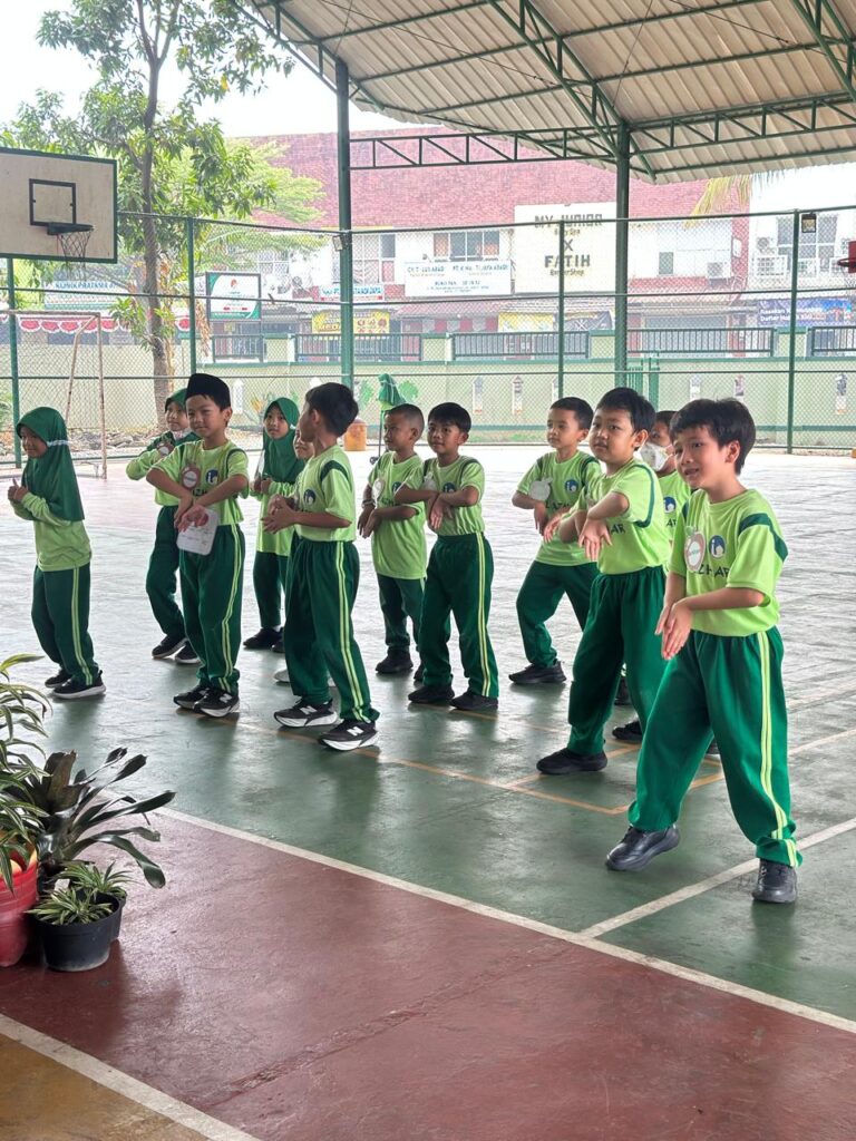 Murid dan orang tua mengikuti senam ceria dalam suasana penuh semangat. Aktivitas ini mengajak anak bergerak aktif sekaligus menikmati kebersamaan.