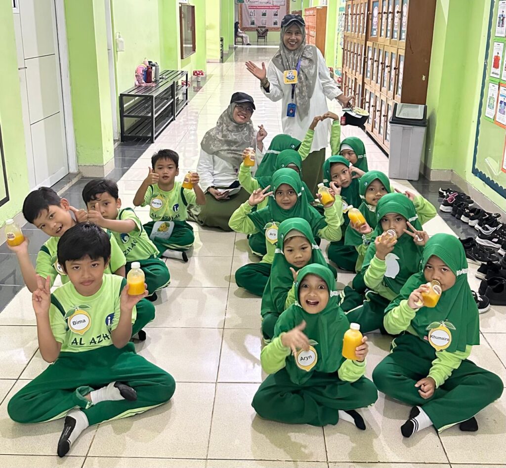 Senyum ceria murid setelah membuat jus buah menjadi salah satu momen berkesan dalam Parent’s Day Grade 1 SD Islam Al Azhar 12 Cikarang.