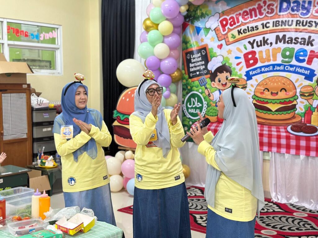 Suasana Parent’s Day semakin meriah saat orang tua memperkenalkan kegiatan membuat burger. Murid belajar mengikuti instruksi, berkreasi, dan bekerja sama.