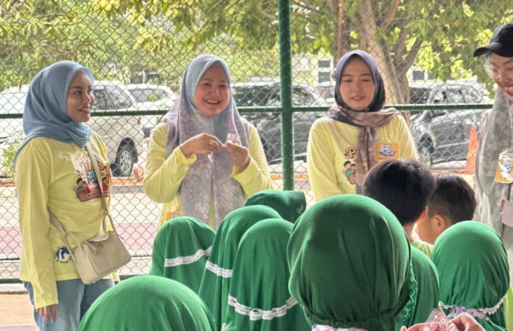 Orang tua murid berinteraksi dan berbagi pengalaman bersama murid kelas 1 dalam kegiatan Parent’s Day SD Islam Al Azhar 12 Cikarang, menciptakan suasana belajar yang hangat dan menyenangkan.